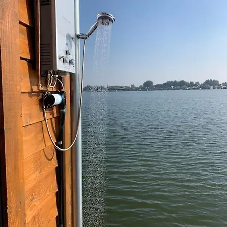 Huisbootje Waar Je Ook Mee Mag Varen * Veen