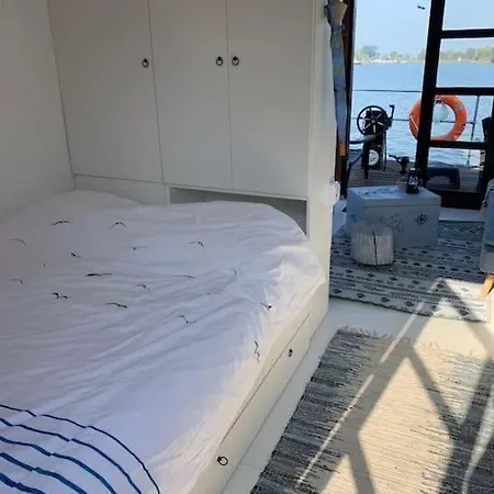 Huisbootje Waar Je Ook Mee Mag Varen Veen