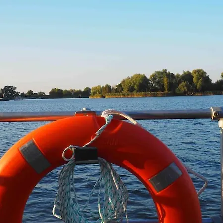 Huisbootje Waar Je Ook Mee Mag Varen Botel
