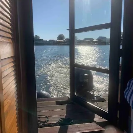 Huisbootje Waar Je Ook Mee Mag Varen Veen